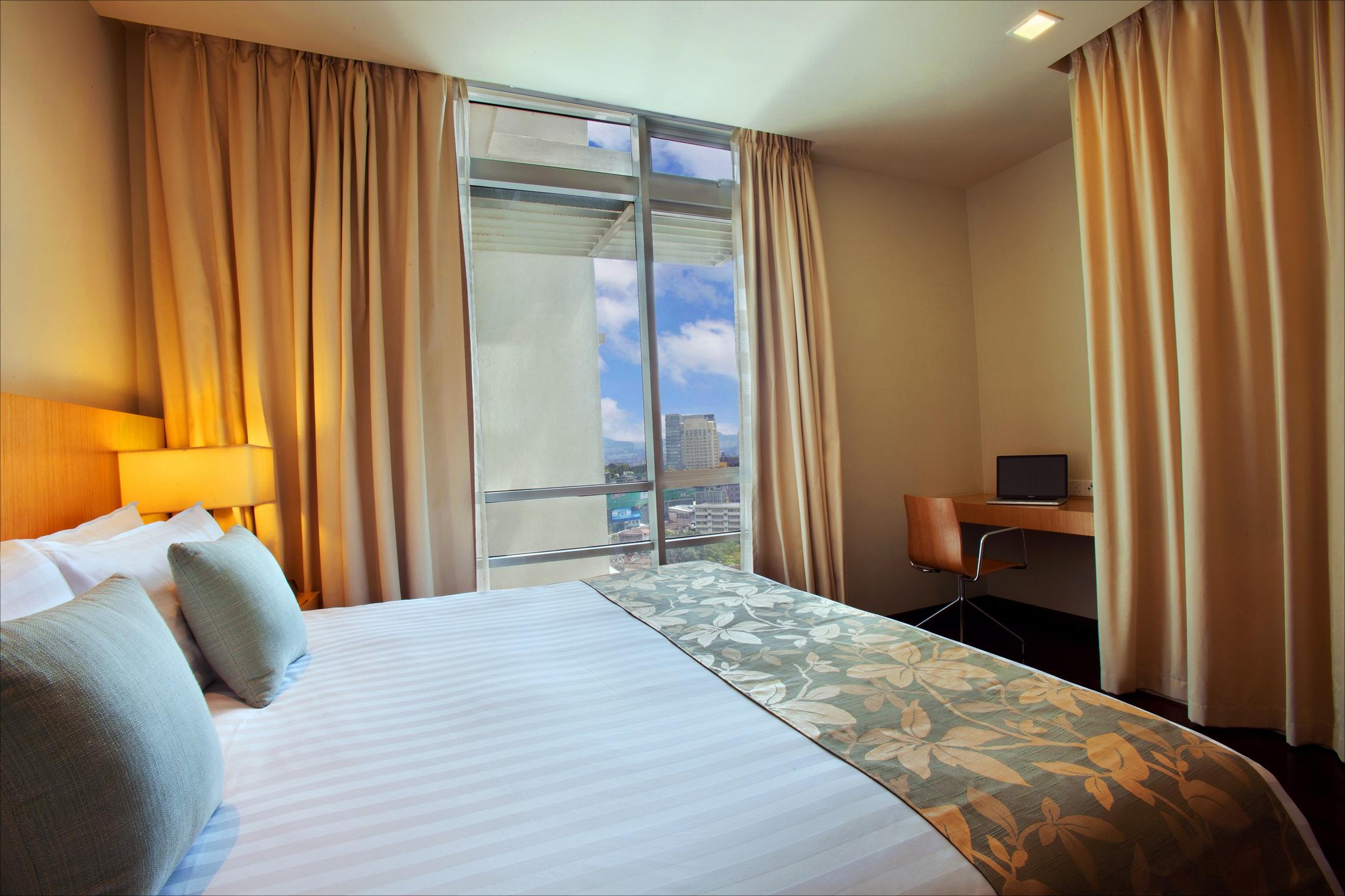 Parkroyal Serviced Suites Куала-Лумпур Номер фото A bedroom at the hotel