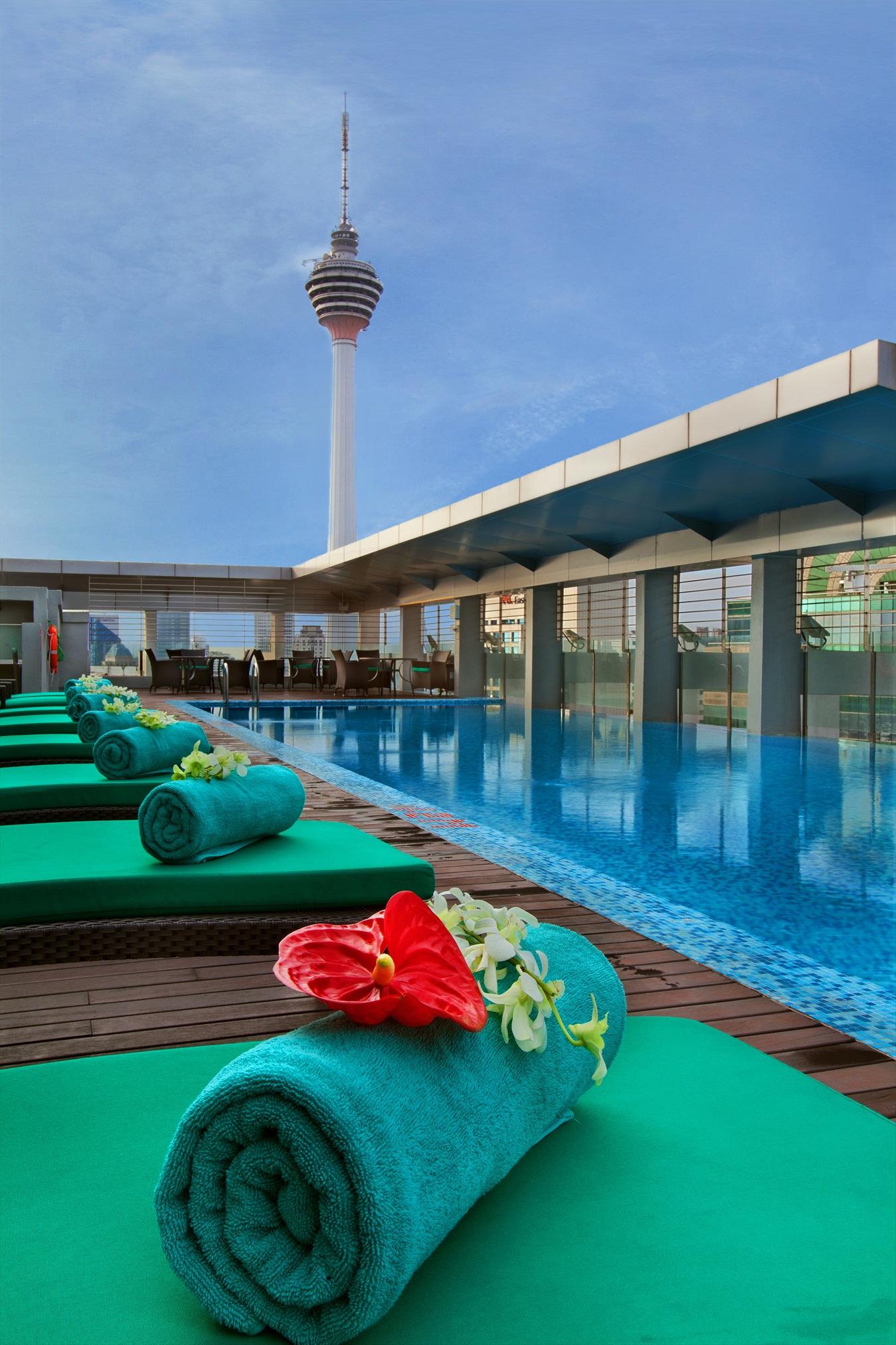 Parkroyal Serviced Suites Куала-Лумпур Екстер'єр фото The swimming pool at the hotel