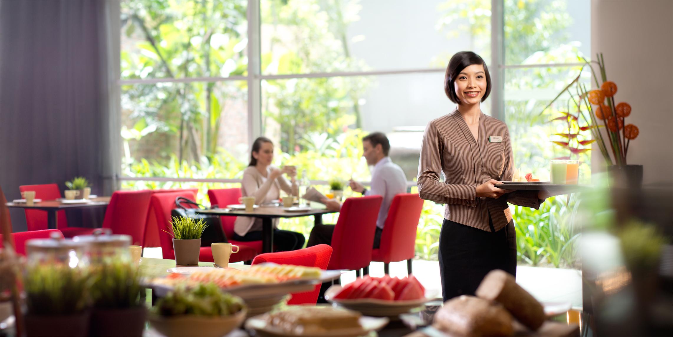 Parkroyal Serviced Suites Куала-Лумпур Екстер'єр фото A restaurant hostess