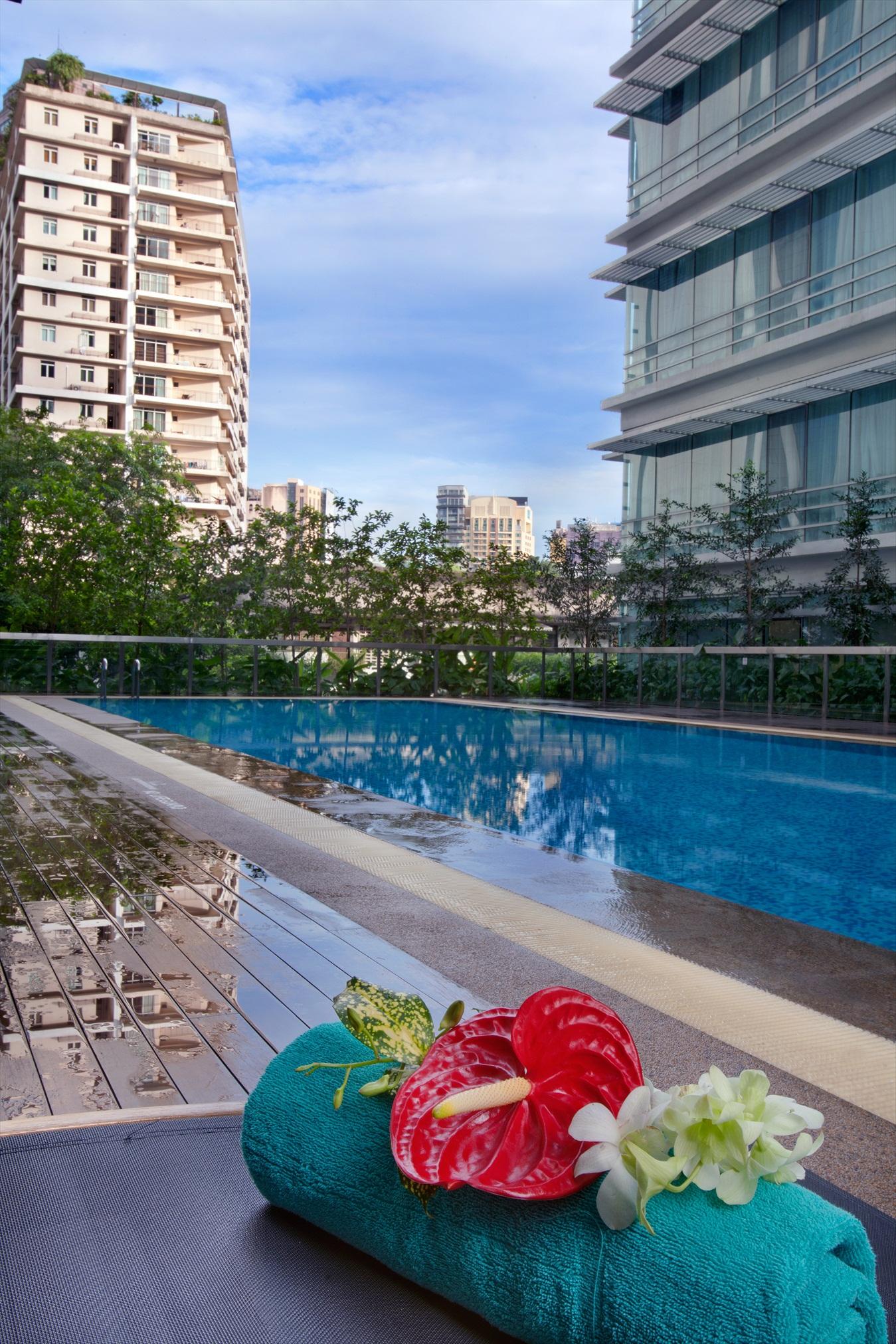 Parkroyal Serviced Suites Куала-Лумпур Екстер'єр фото The swimming pool at the 10th floor of the building