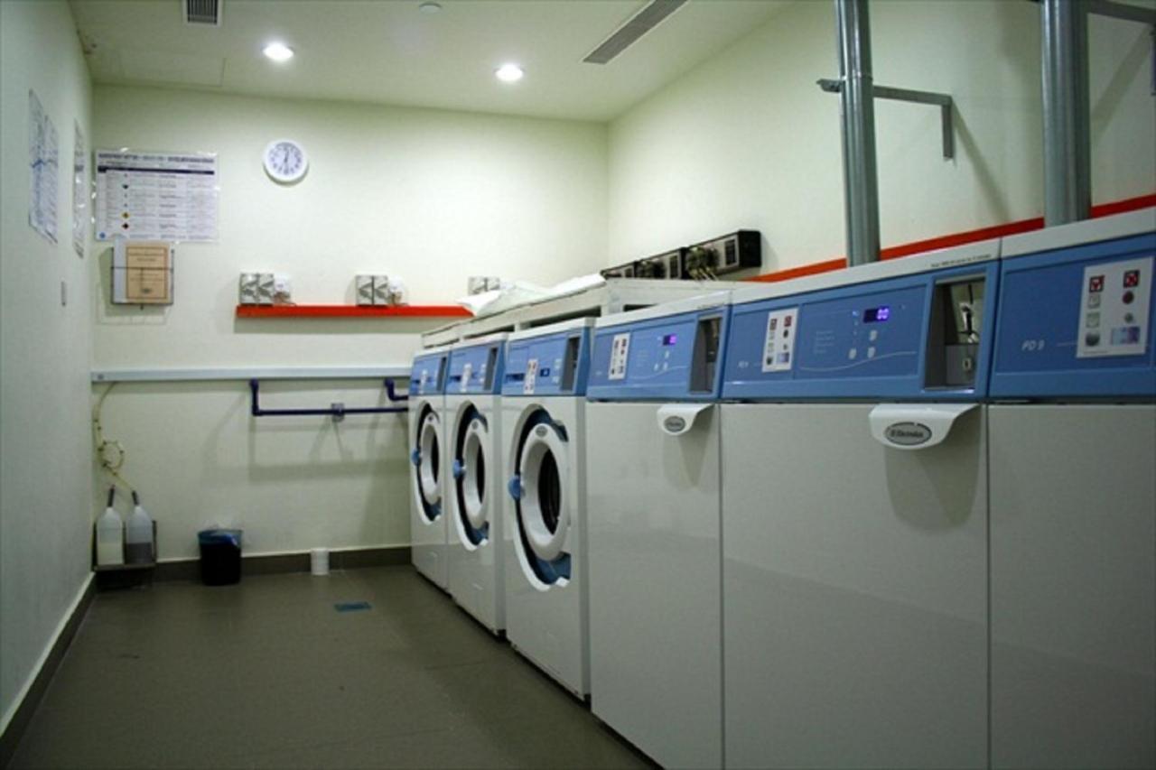 Parkroyal Serviced Suites Куала-Лумпур Екстер'єр фото Laundry facilities at the station