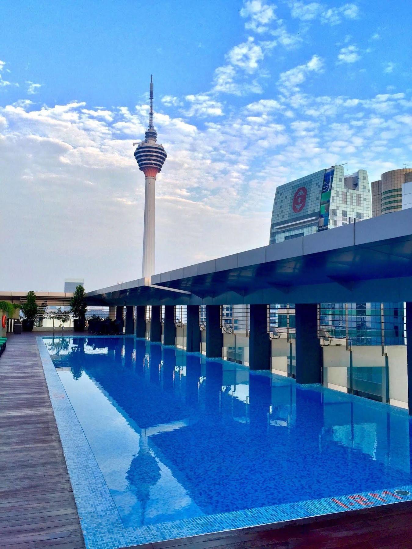 Parkroyal Serviced Suites Куала-Лумпур Екстер'єр фото The pool deck at the 33rd floor of the hotel.