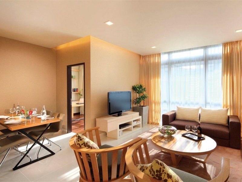 Parkroyal Serviced Suites Куала-Лумпур Екстер'єр фото A living room in a serviced apartment in Kuala Lumpur, Malaysia