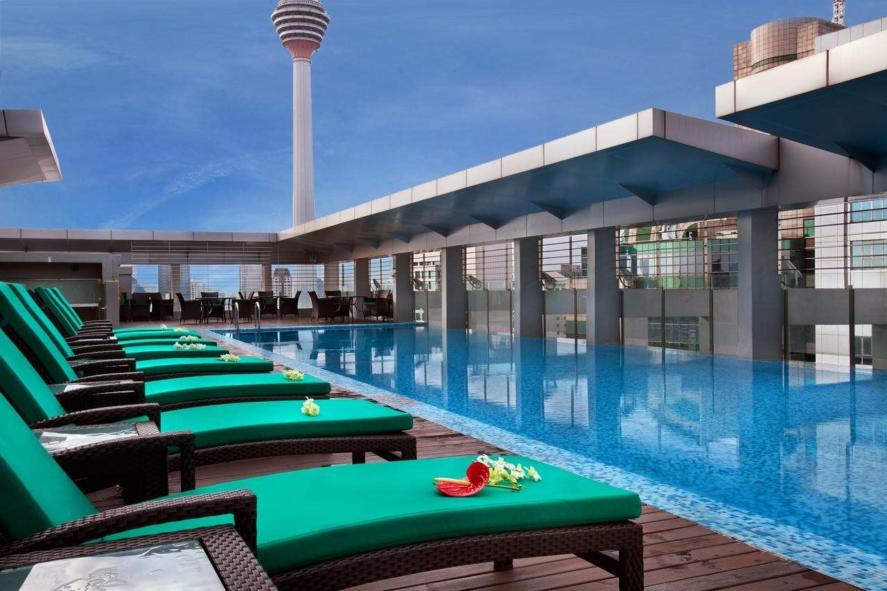 Parkroyal Serviced Suites Куала-Лумпур Екстер'єр фото The pool at the hotel